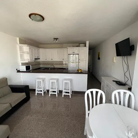 Edificio Playa Chica * 엘메다노